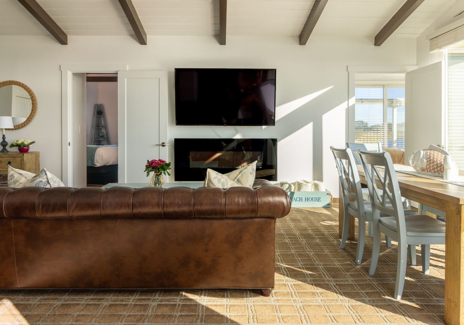 beach-house-living-area-tv