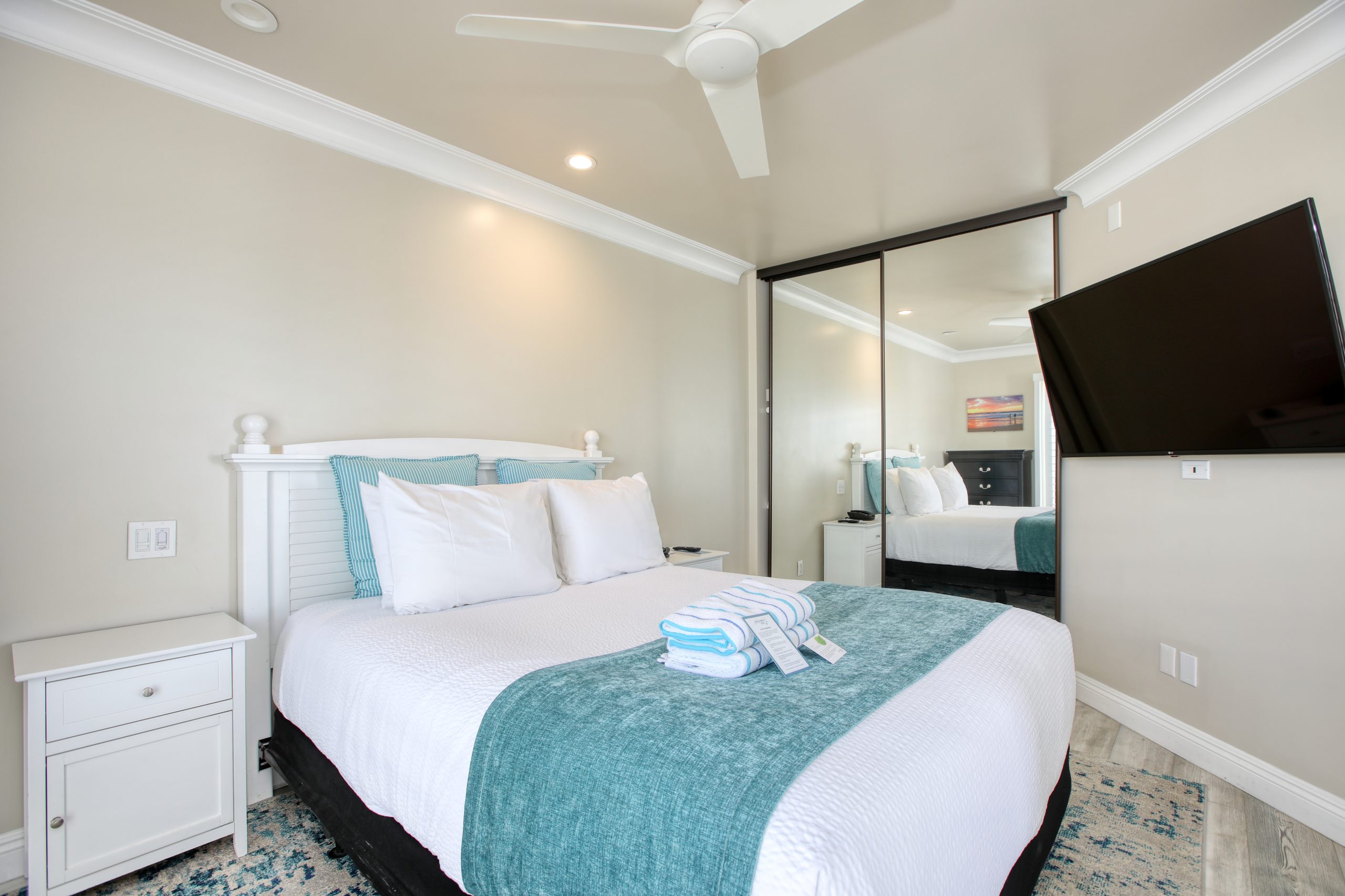 Boardwalk Spa Suite (Room 115) Queen Bed