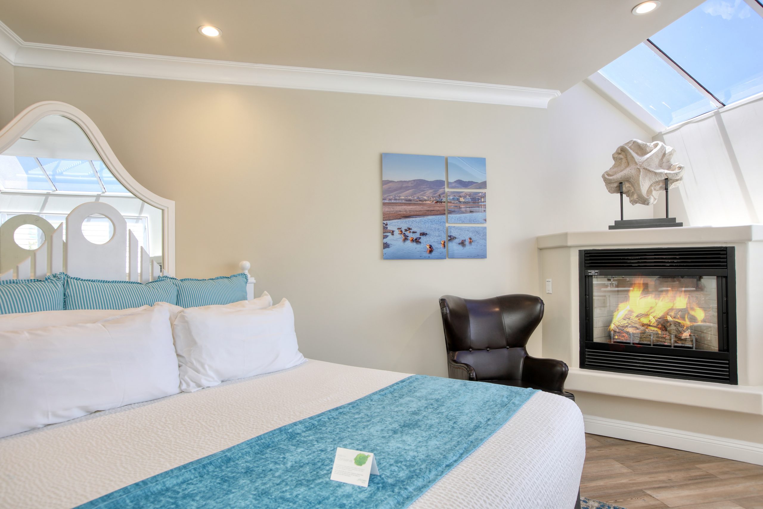 Fireplace King (Room 318)