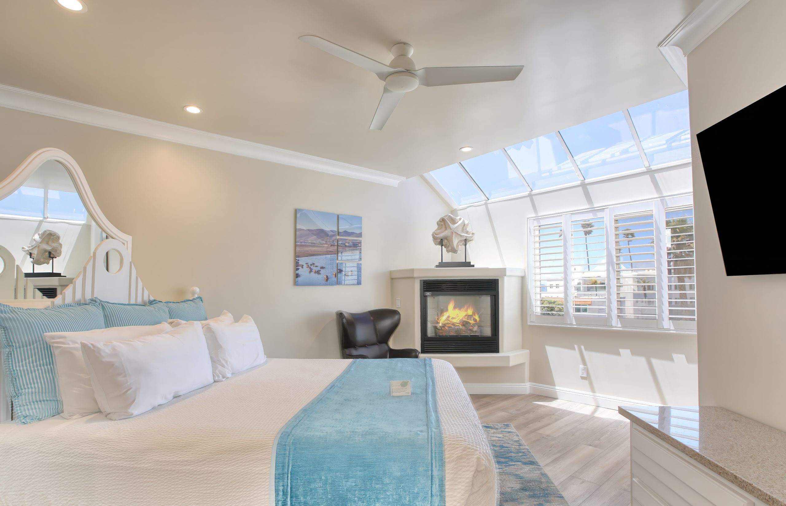 Fireplace King (Room 318)