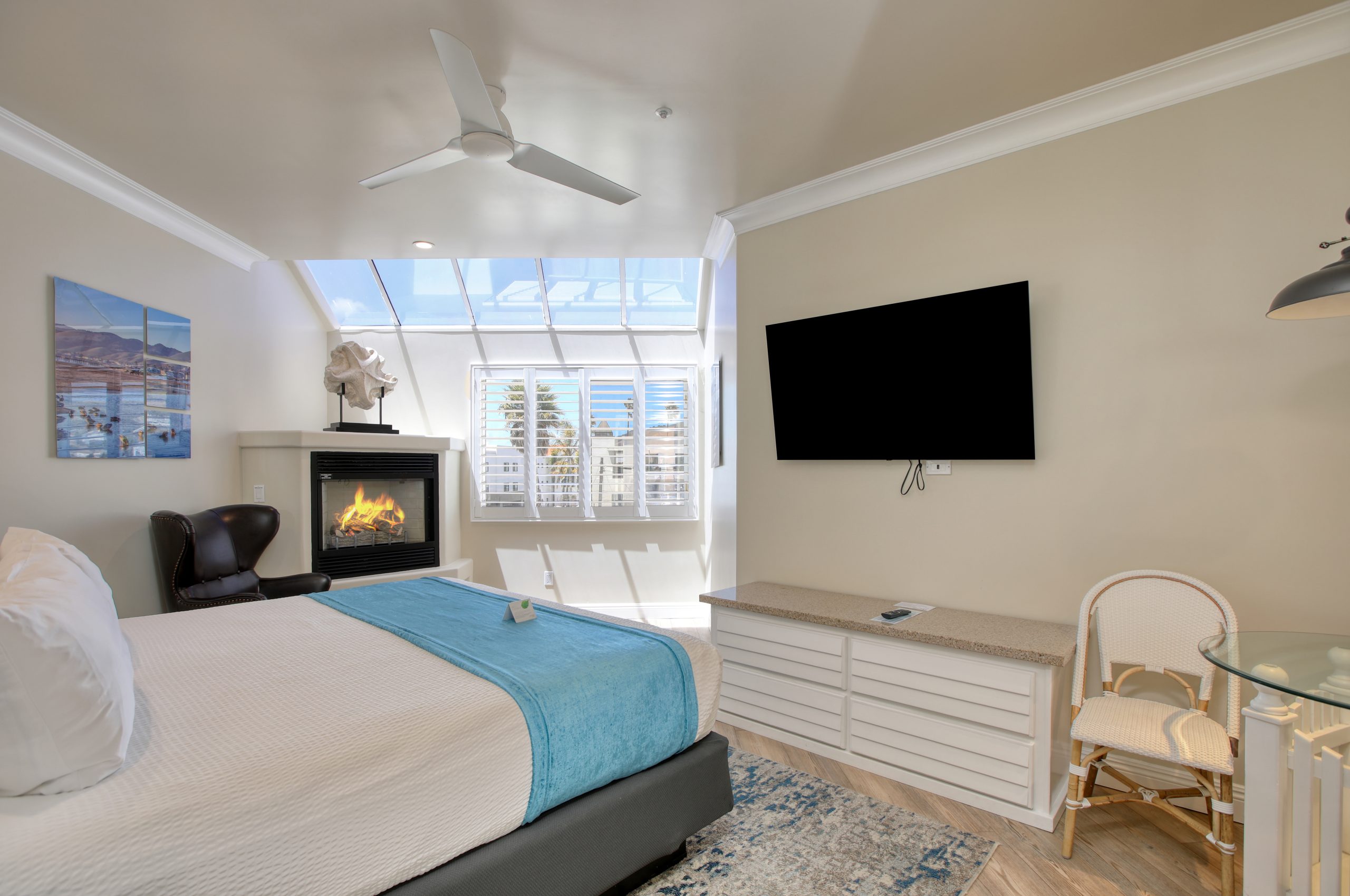 Fireplace King (Room 318)