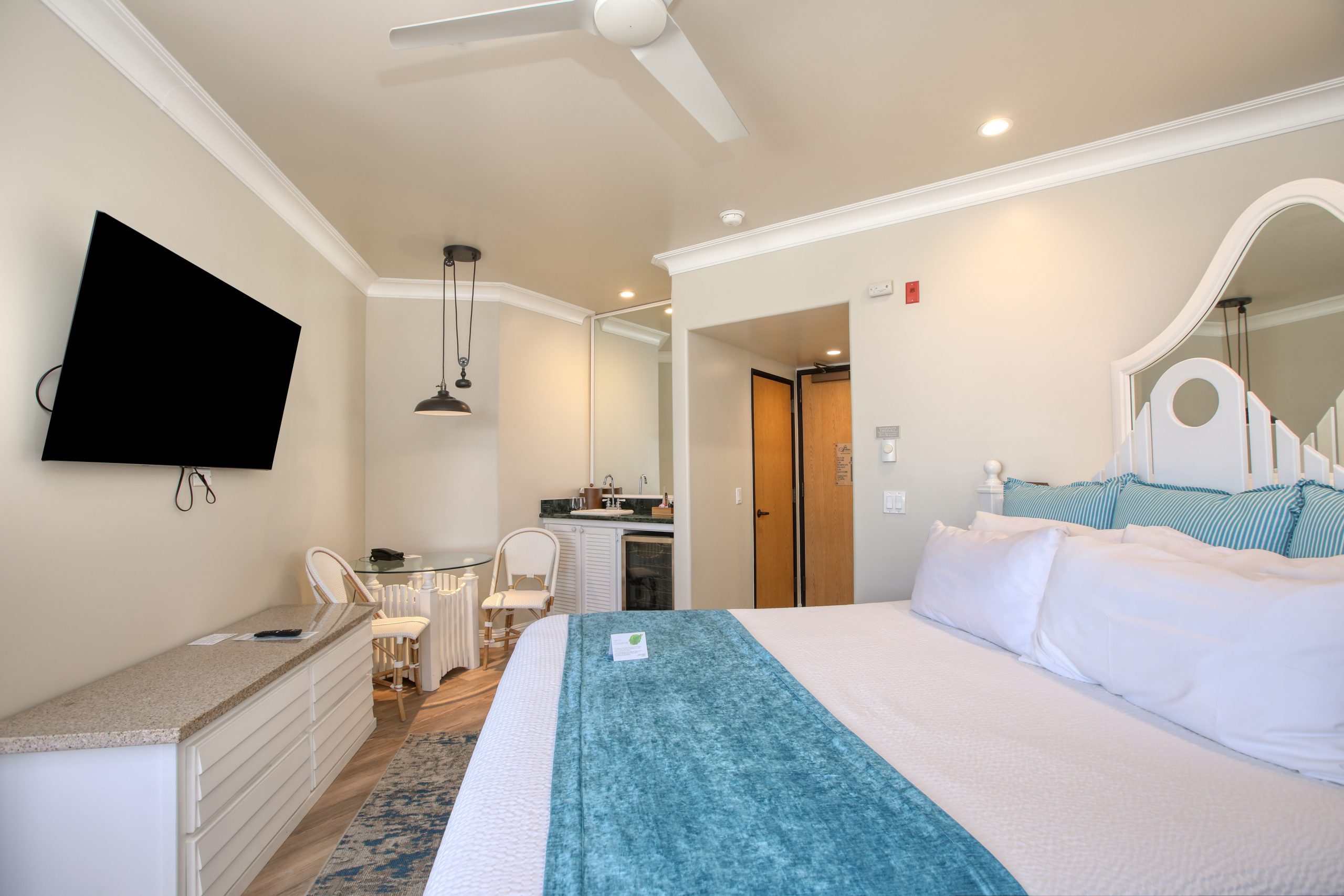 Fireplace King (Room 318)